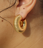 Load image into Gallery viewer, LUMINIQUE RIBBED HOLLOW EARRINGS
